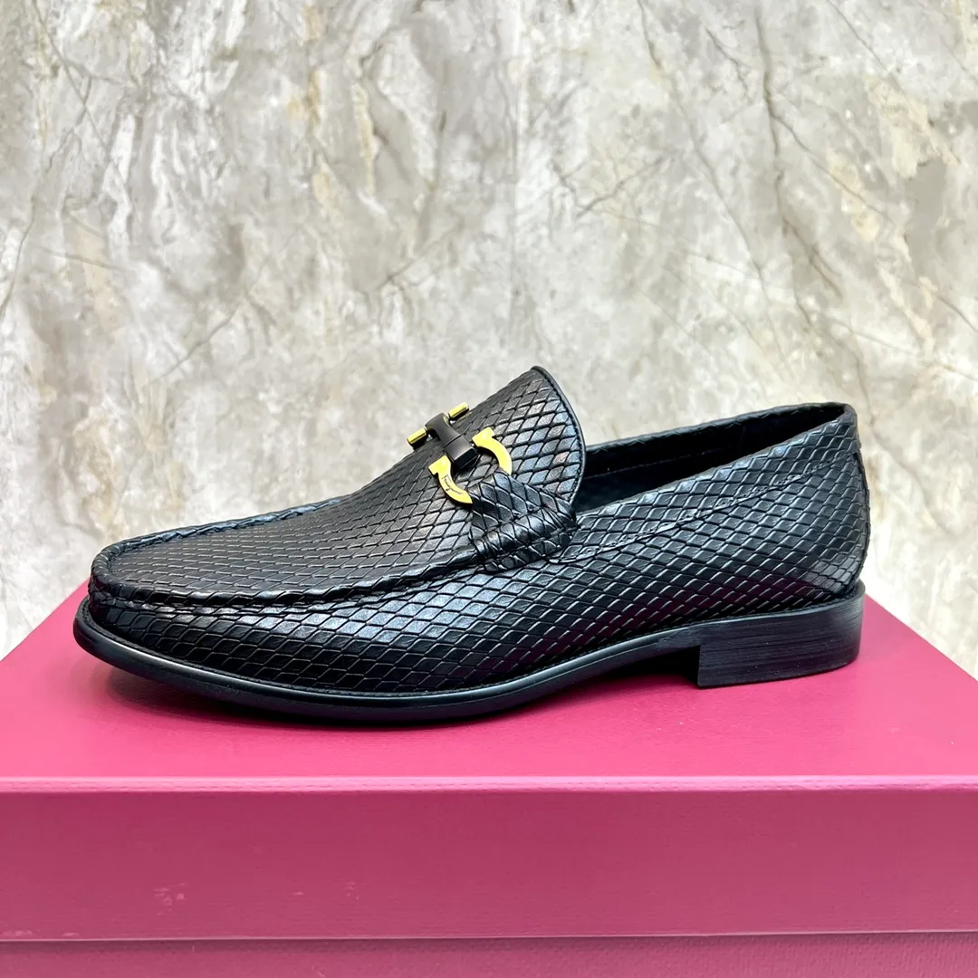 Original quality P580 Brand: Ferragamo Standard size: Men's size 38/44 (45 can be customized) Grade: Same style as the official website High-quality men's shoes Material: Customized first-layer calfskin with water-dyed cowhide lining Cowhide tiptoe Original non-slip and wear-resistant rubber outsole Style category: Men's formal business leather shoes Young and fashionable European and American trends British style Casual matching Comfortable feet Color: Actual picture